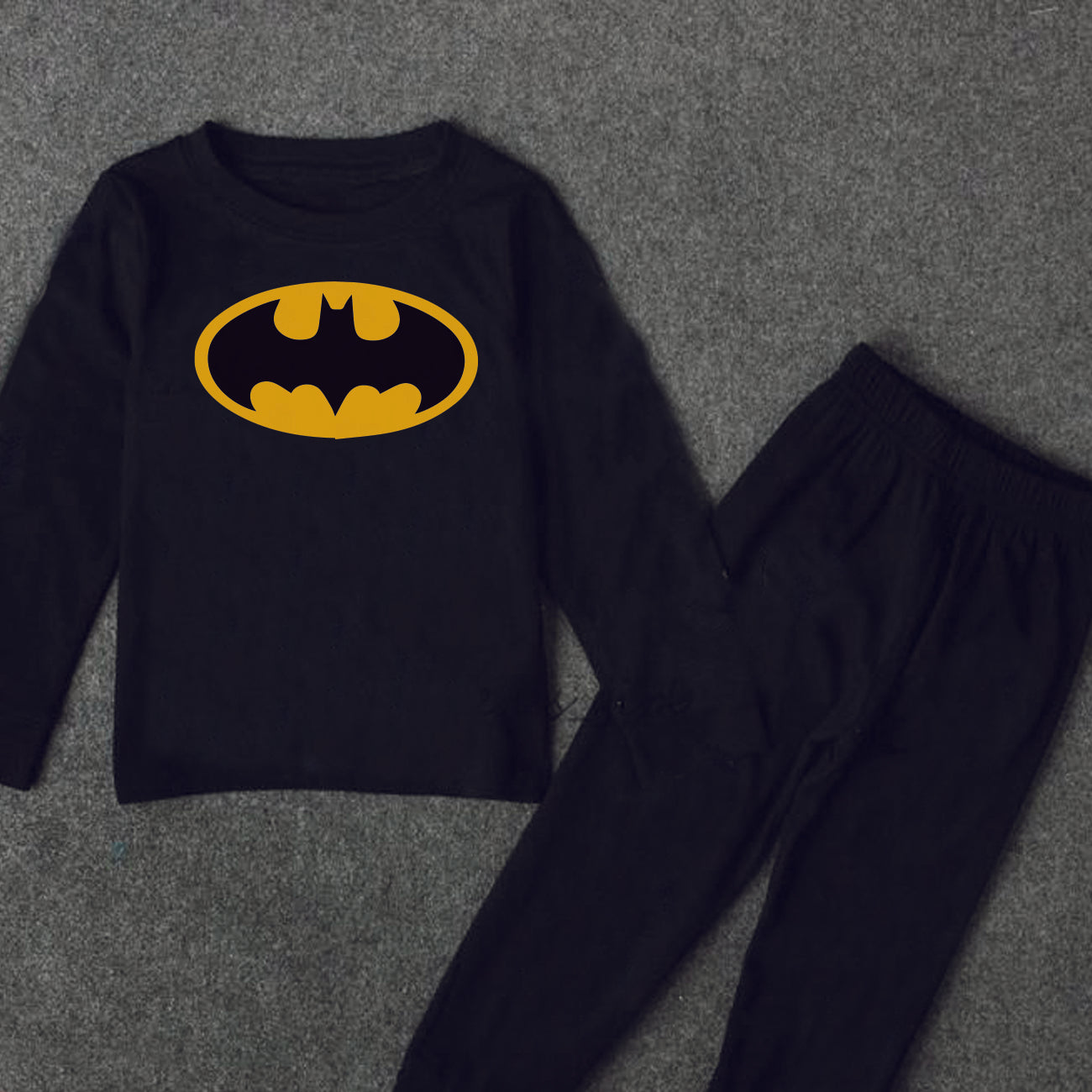 "Personalized t-shirt pajama set for baby, perfect for Batman Design."