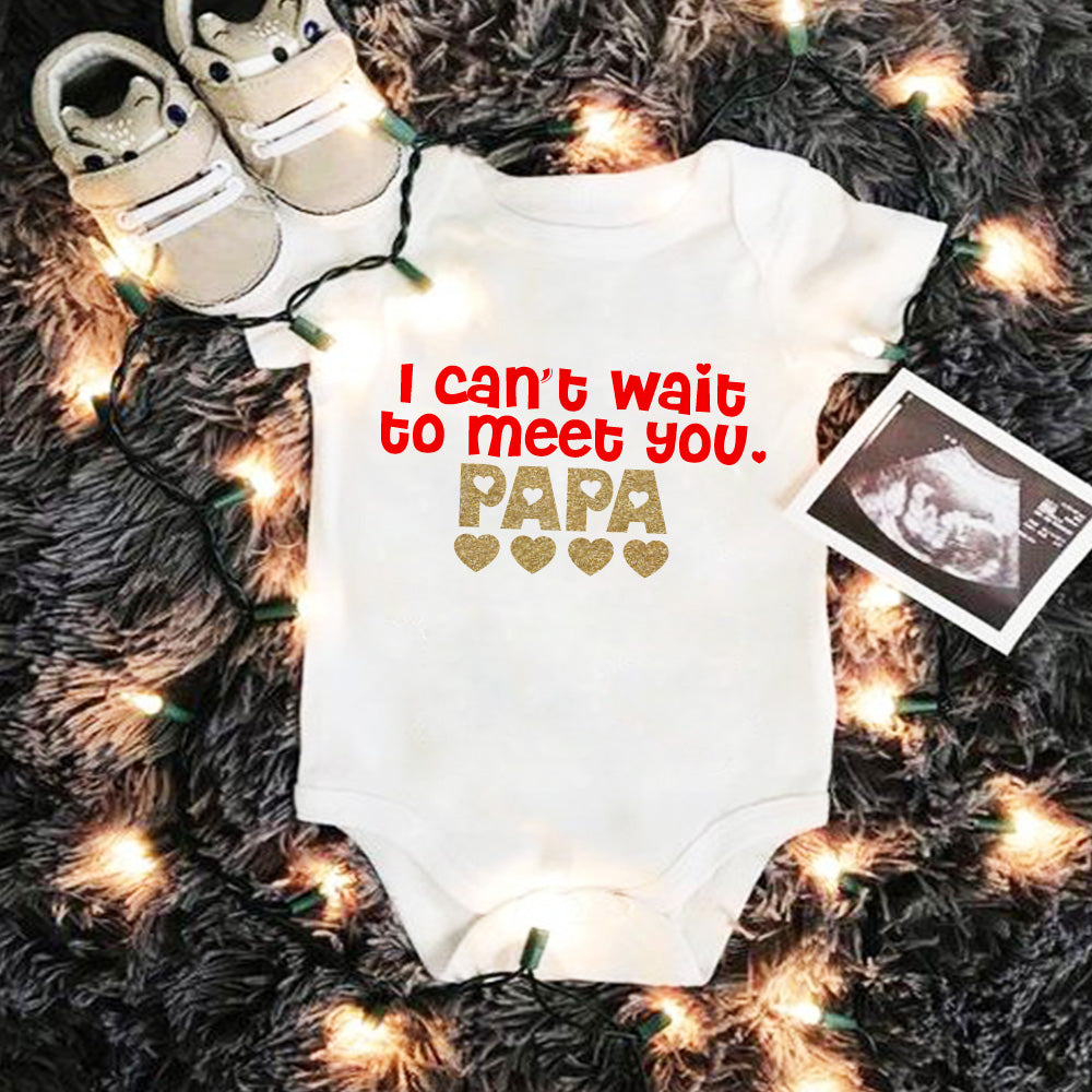 Soft, cozy onesie customized with your baby’s surname or special message. Perfect for newborns and gifts!