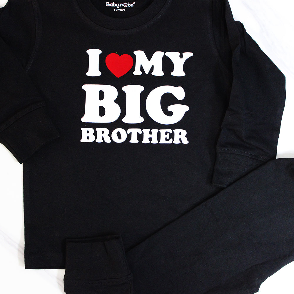 "Adorable, high-quality baby T-Shirt & Pajama set with name."